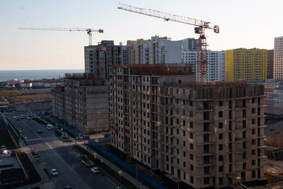 Hochbau eines Gebäudekomplexes im urbanen Raum